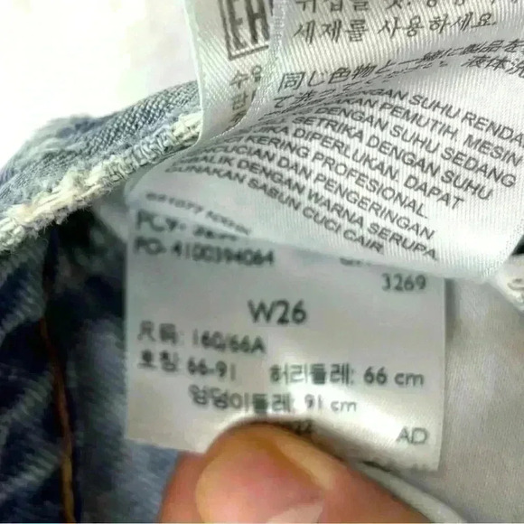 Levi’s Retro Highrise Butterfly Light Wash Distressed Wedgie Jean Shorts Size 26 - Picture 14 of 16